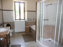 salle de bain avec baignoire et douche