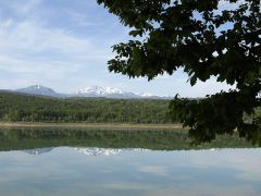 Le lac avec vue sur les montagnes