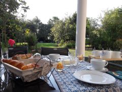 Petit-déjeuner en terrasse
