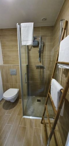 Salle de bain avec douche