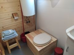 toilettes sèches-roulotte rouge